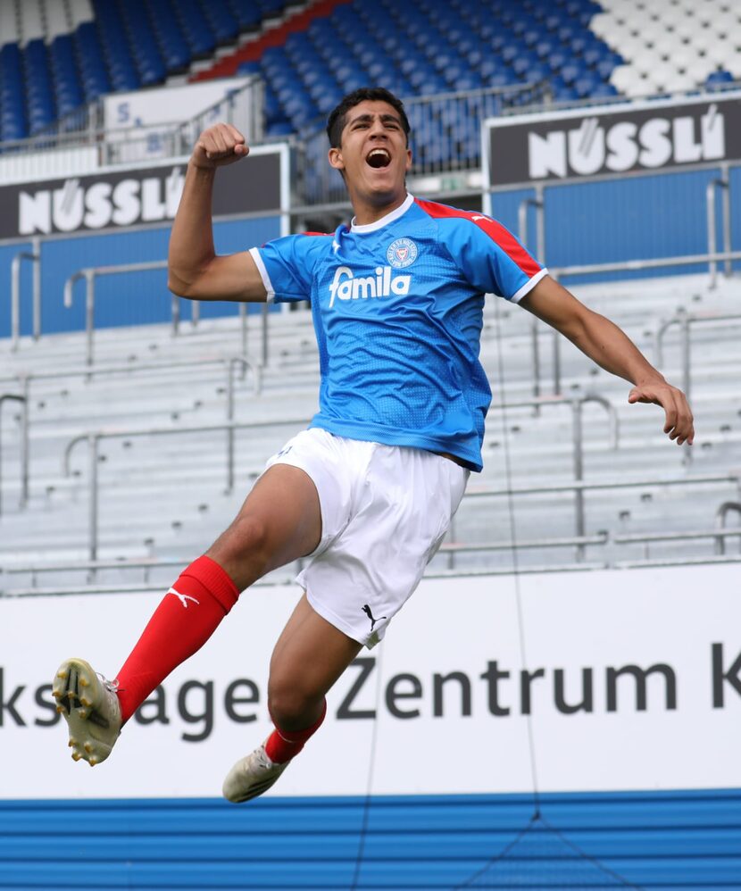 Nicolás Carrera celebra una anotación con el Holstein Kiel.