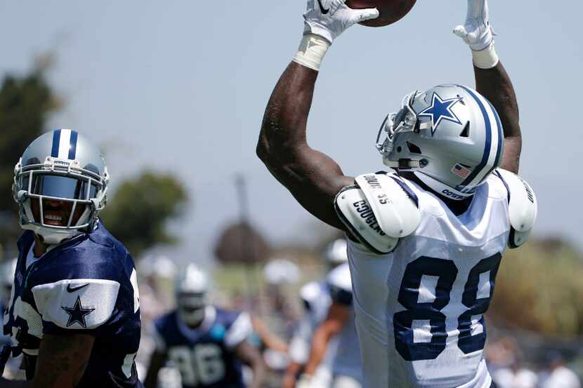 Dallas Cowboys wide receiver Dez Bryant (88) makes a one handed catch in front of Dallas...