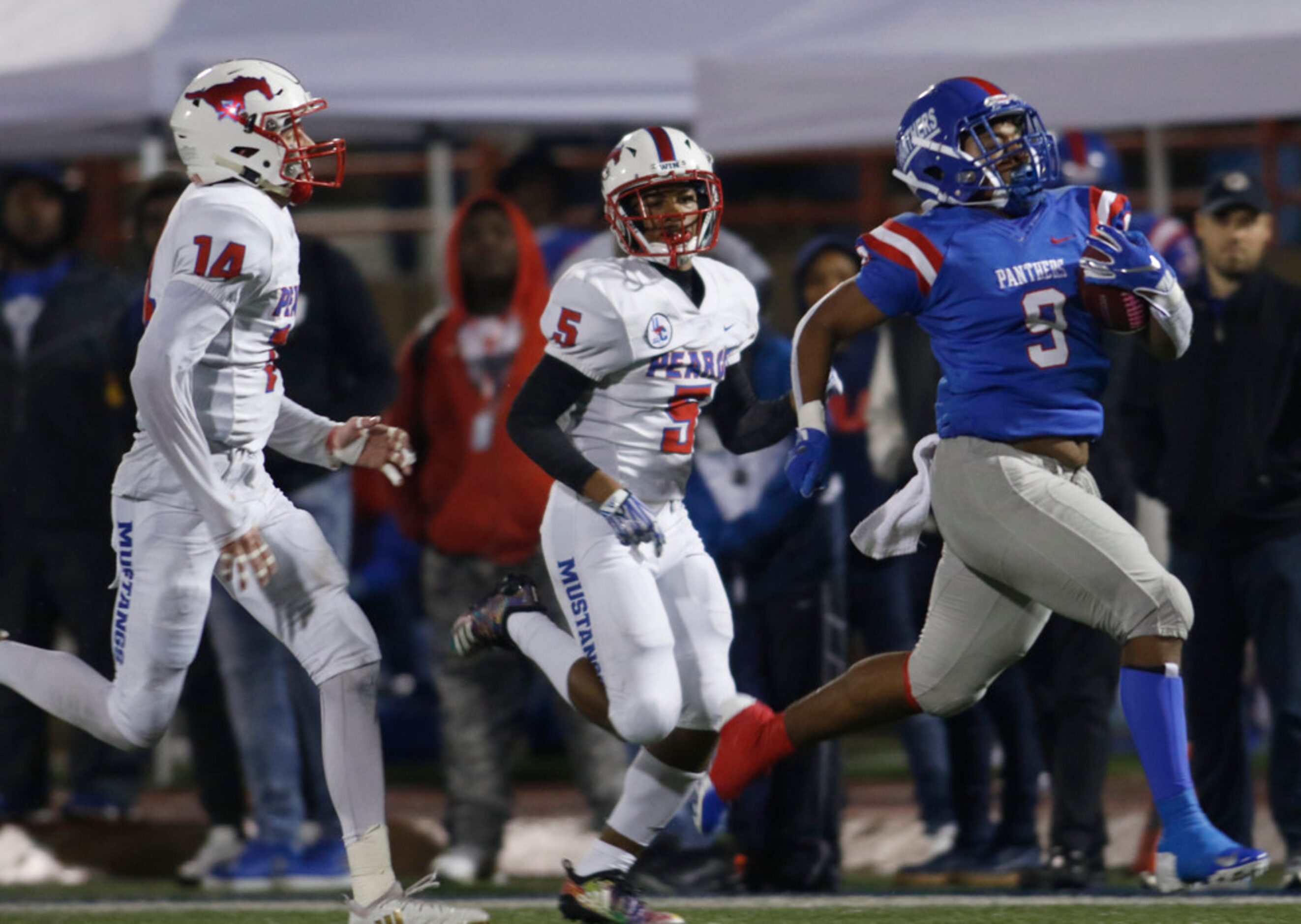 Duncanville running back Trysten Smith (9) sprints toward a 78-yard rushing touchdown as...