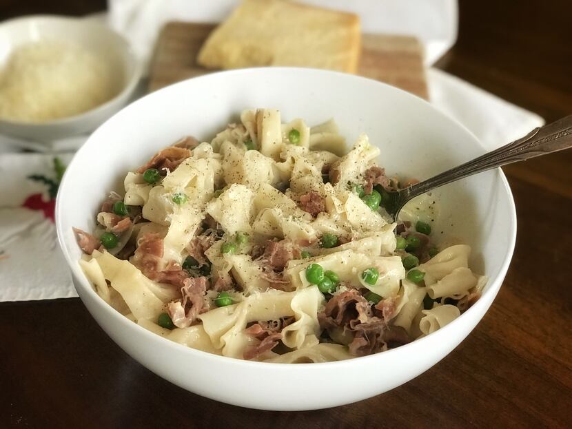 Farfalle pasta with ham and peas