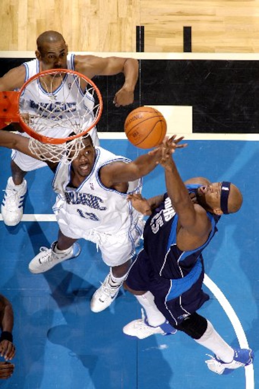 Erick Dampier #25 of the Dallas Mavericks shoots over Kelvin Cato #13 of the Orlando Magic...