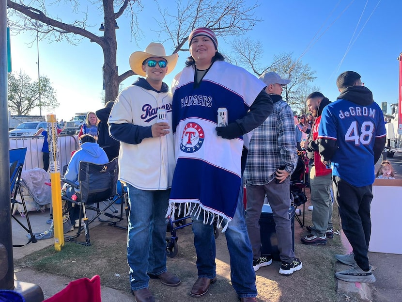 Fans de los Rangers se instalaron desde temprano el viernes 3 de noviembre de 20023 al...