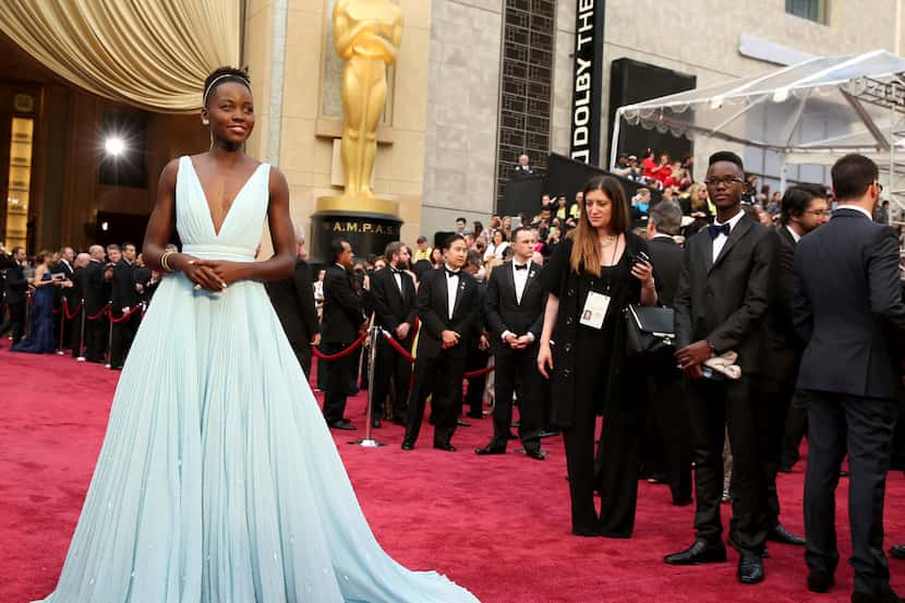 En esta fotografía de archivo del 2 de marzo de 2014 Lupita Nyong'o en un vestido azul cielo...