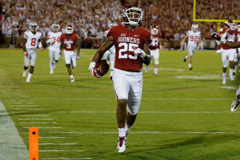 Oklahoma running back Joe Mixon (25) runs into the end zone with a touchdown against Ohio...