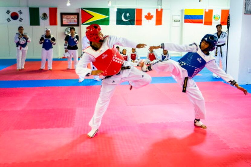 Kevin Baltazar (izq.) frente a Jonathan López. (Smiley N. Pool/The Dallas Morning News)