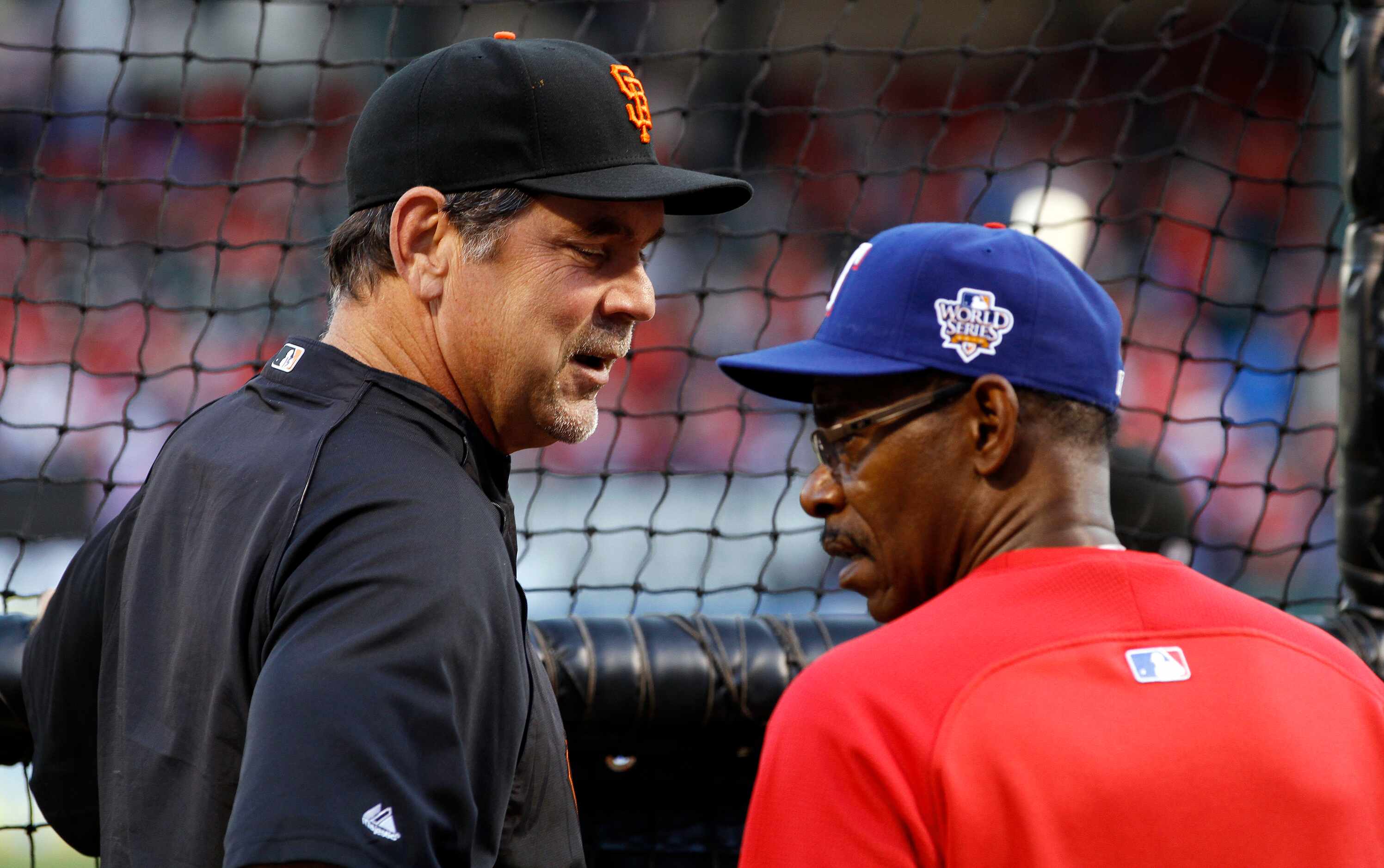 ORG XMIT: WS213 San Francisco Giants manager Bruce Bochy, left, talks to Texas Rangers...