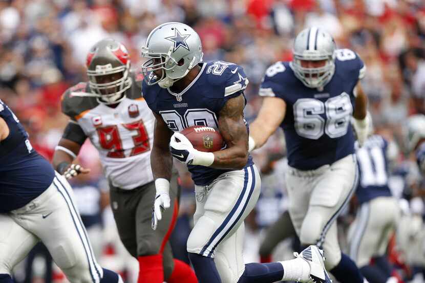 Dallas Cowboys running back Darren McFadden (20) carries the ball against the Tampa Bay...