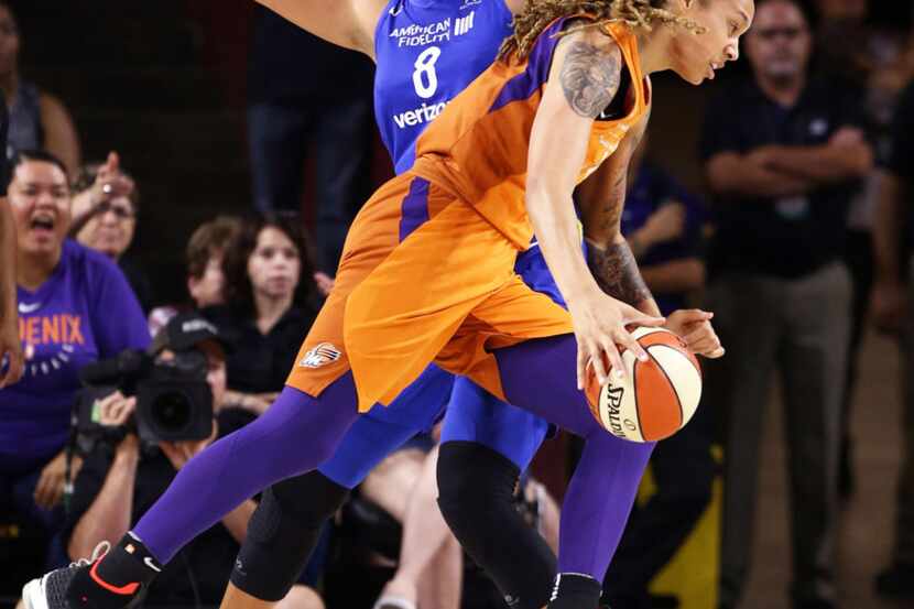Phoenix Mercury Brittney Griner drives to the basket and scores past Dallas Wings Liz...