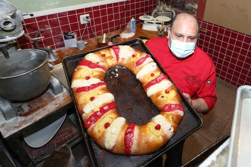 Marcos Rangel, de 58 años, con una de sus roscas de Reyes poco después de salir del horno en...