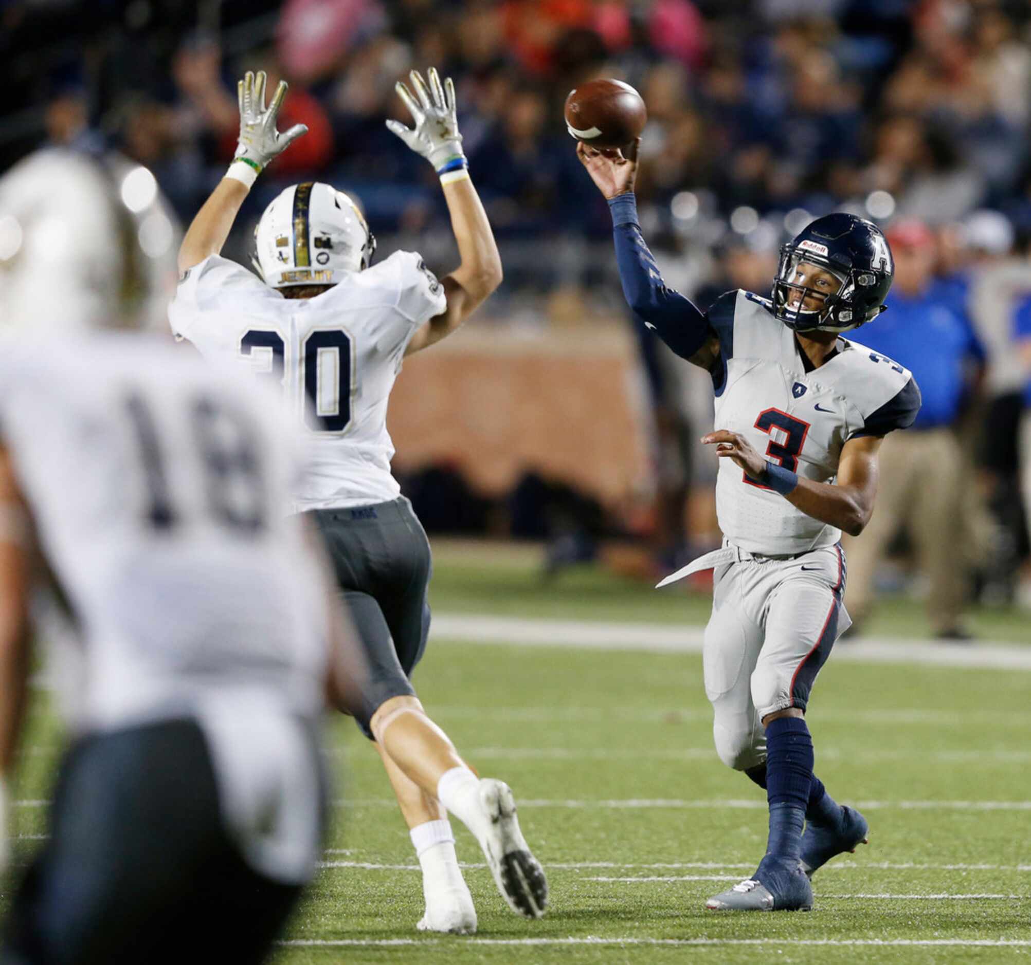 Allen's Raylen Sharpe (3) attempts a pass in front of Jesuit's Ford Buckner (30) during the...