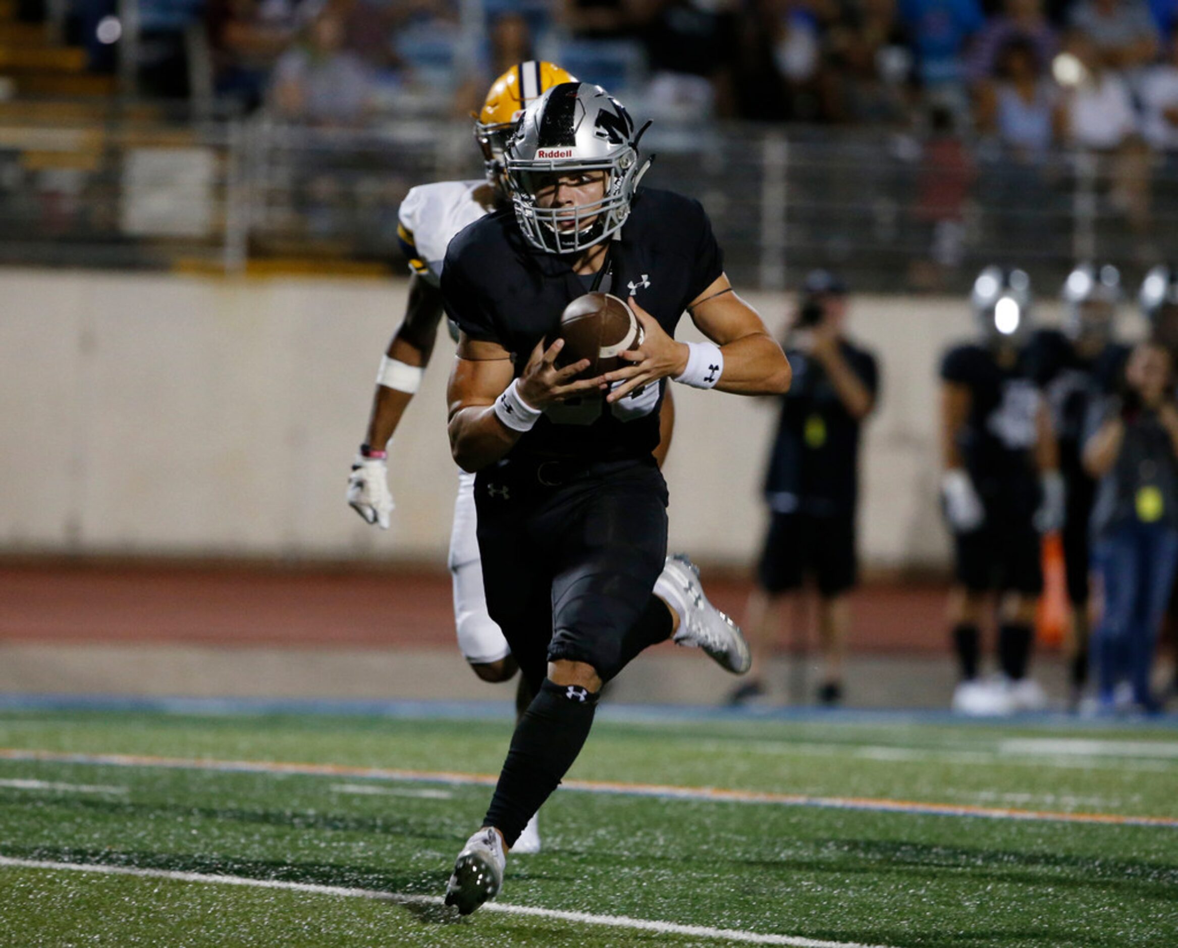 Arlington Martin's Jonathan Carter (88) catches a touchdown pass against Arlington Lamar...