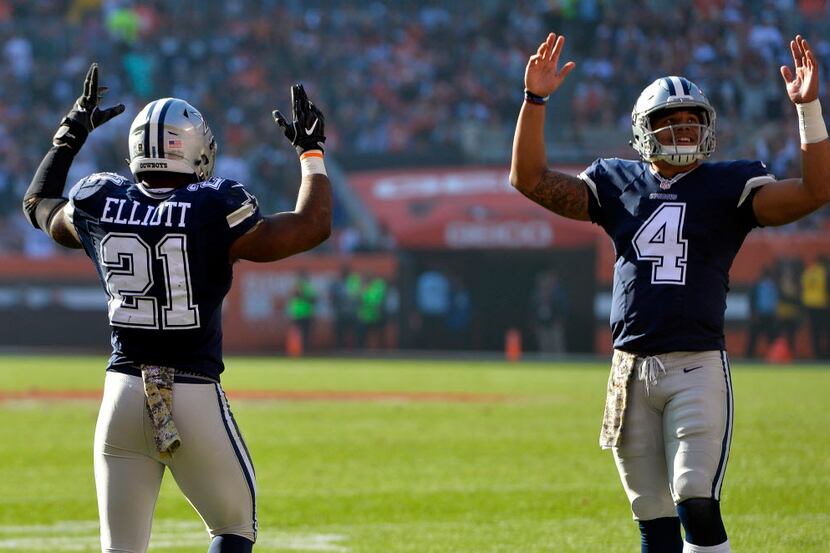 Dallas Cowboys running back Ezekiel Elliott (21) celebrates his touchdown with quarterback...