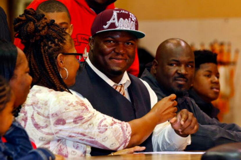 Feb 4, 2015; Gladewater, TX, USA; Daylon Mack signs his national letter of intent to with...