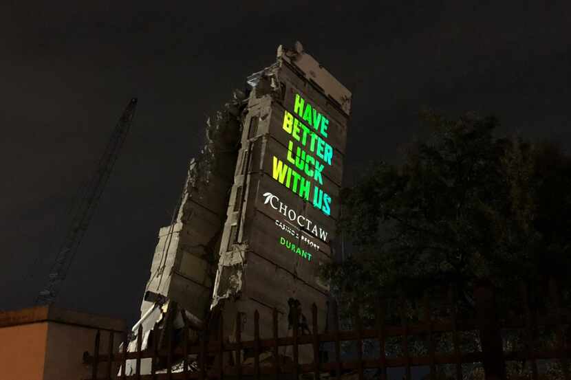 Una publicidad del Casino Choctaw fue proyectada sobre la famosa torre inclinada de Dallas.