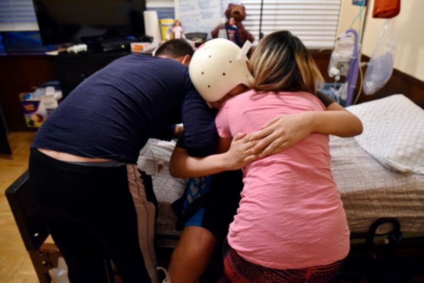 Esteban Monreal, 16, abraza a su madre Tomasita Gomez mientras sus padres se preparan para...