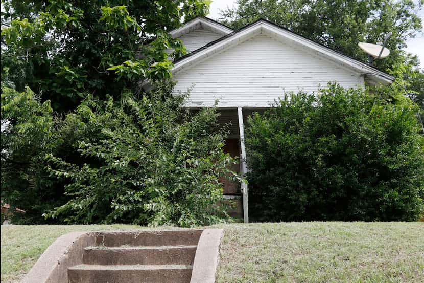 A house at 1121 E. Ninth St in Dallas, TX (Irwin Thompson/Staff Photographer)