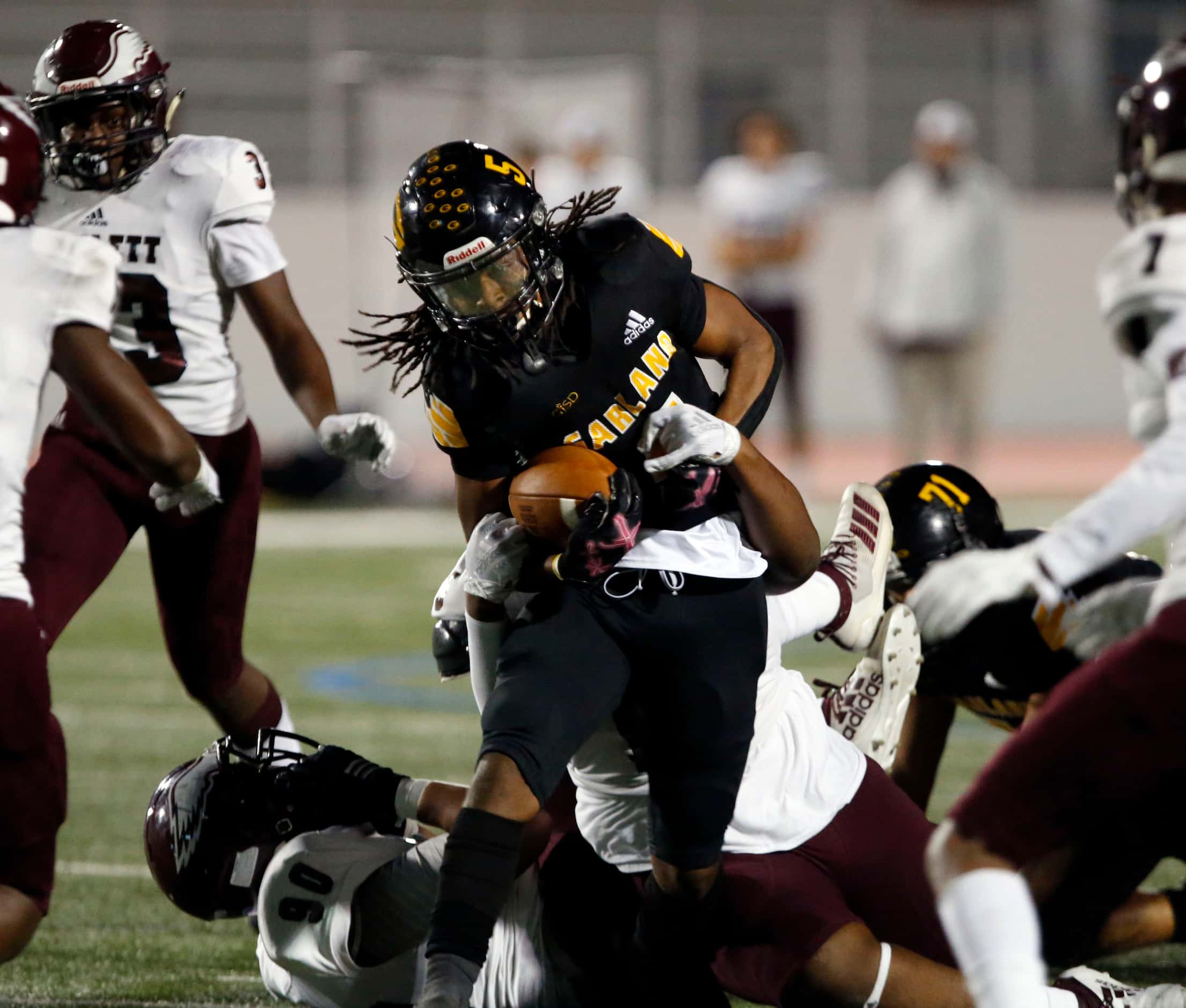 Garland RB Shaunte Russell (5) picks up a first down in heavy traffic during the first half...