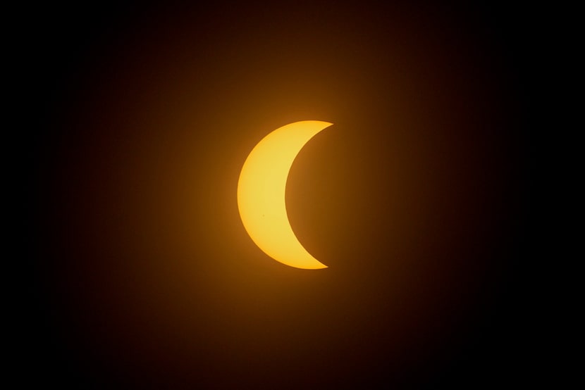 La luna cubriendo casi la totalidad del sol el lunes 8 de abril en Mazatlán, México.