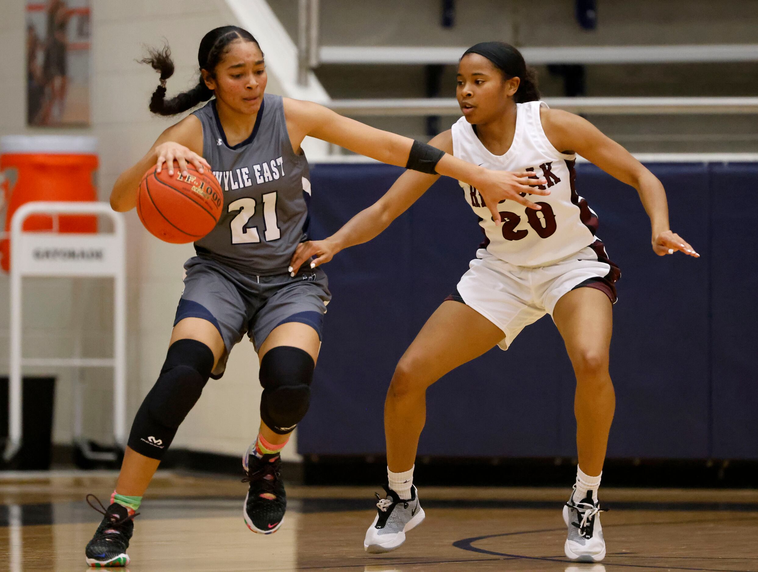 Wylie East’s Aleena Dawkins tries to get past Red Oak’sMakinzie Taplin (20) during the Class...