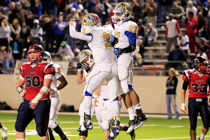 Corsicana's Cameron Washington (27) celebrates with teammate DeVontay Bell and scoring a...