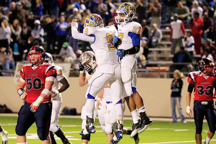 Corsicana's Cameron Washington (27) celebrates with teammate DeVontay Bell and scoring a...