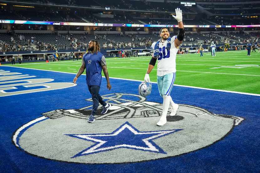 El liniero defensivo de los Cowboys de Dallas, Isaac Alarcón, saluda mientras abandona el...