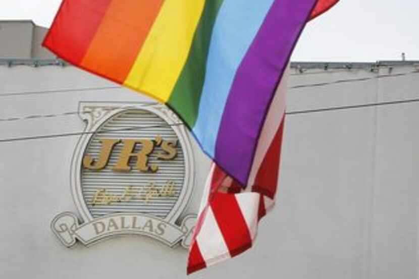 Las banderas del orgullo gay en la intersección de Cedar Springs Road y Throckmorton Street...
