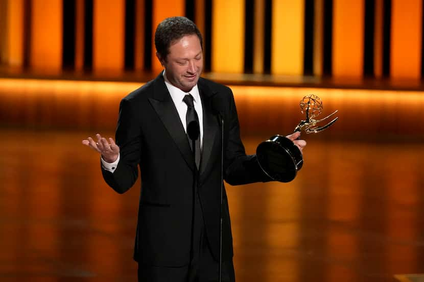 Ebon Moss-Bachrach recibe el premio a mejor actor de reparto en una serie de comedia por...