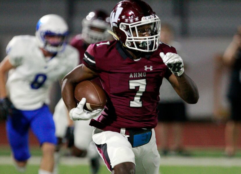 Wylie's Gasevan McGrue (7) returns a kick for a touchdown during the first half of a high...