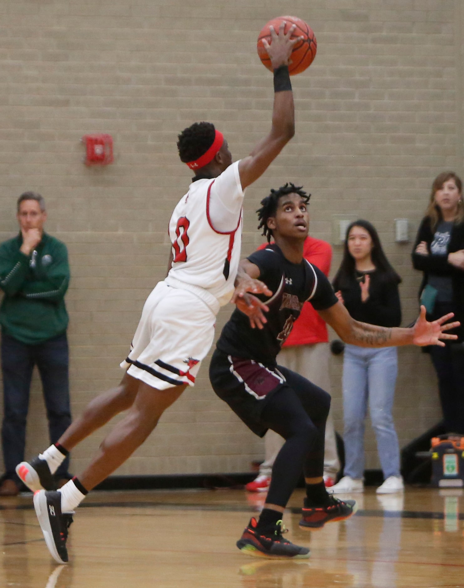 Mansfield Legacy guard Wayne Wiggins (0) lunges to help a pass to a teammate over the...