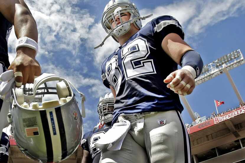 ORG XMIT: *S0427562104* Dallas TE Jason Witten (82) takes the field before the kickoff in...