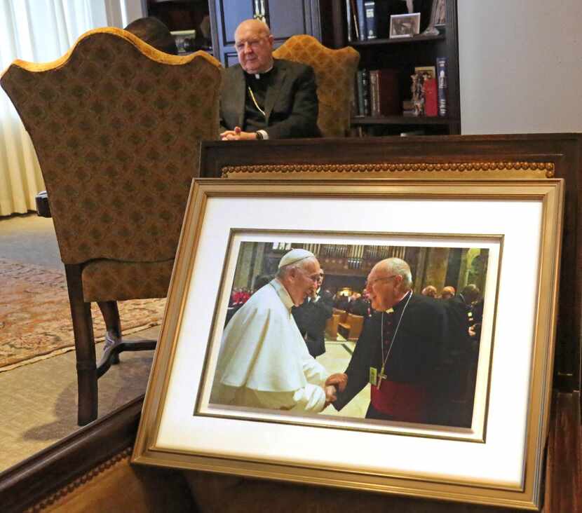Una fotografía del obispo Kevin Farrell junto al papa Francisco en el despacho del obispo en...