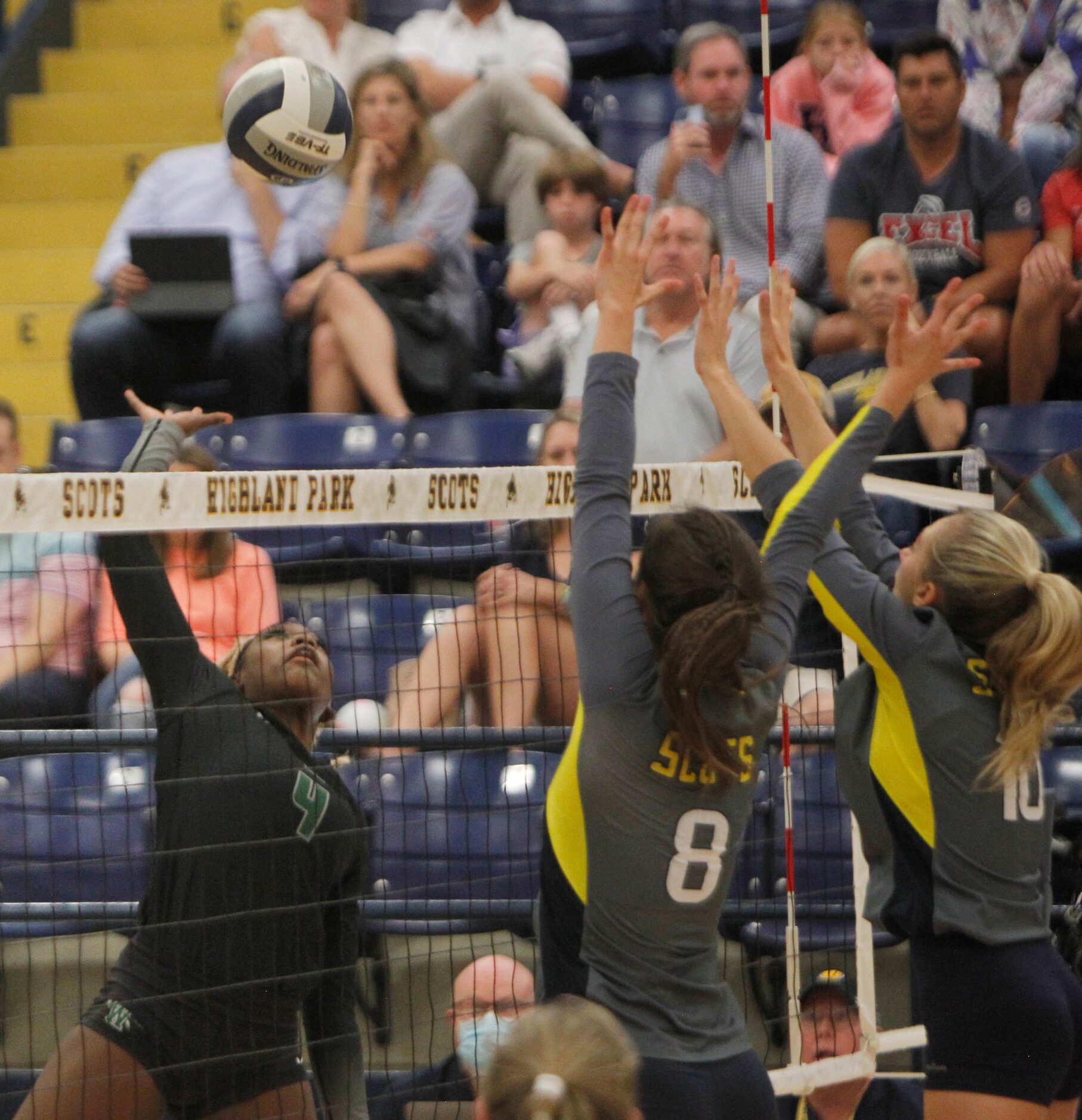 Waxahachie's Jh' Kyah Head (4), left, shoots against the defense of Highland Park's Ceci...