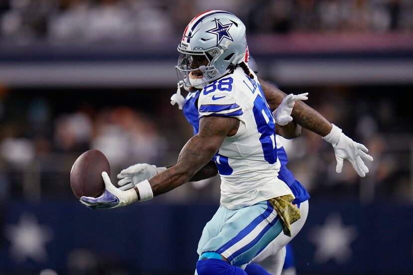 El receptor de los Dallas Cowboys, CeeDee Lamb (88), hace una atrapada a una mano sobre el...