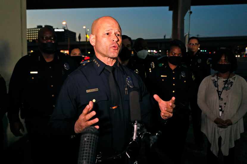 El jefe de policía Eddie García da declaraciones luego de un incidente el lunes en Dallas....