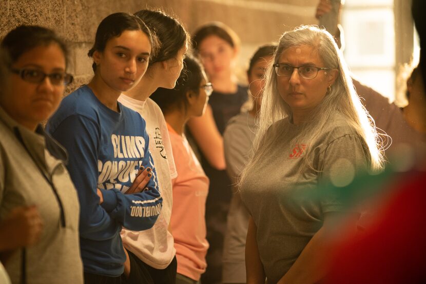 Anjali Reitmeyer, de 16 años, (izq.) espera junto a su madre Sonal para ponerse un traje...