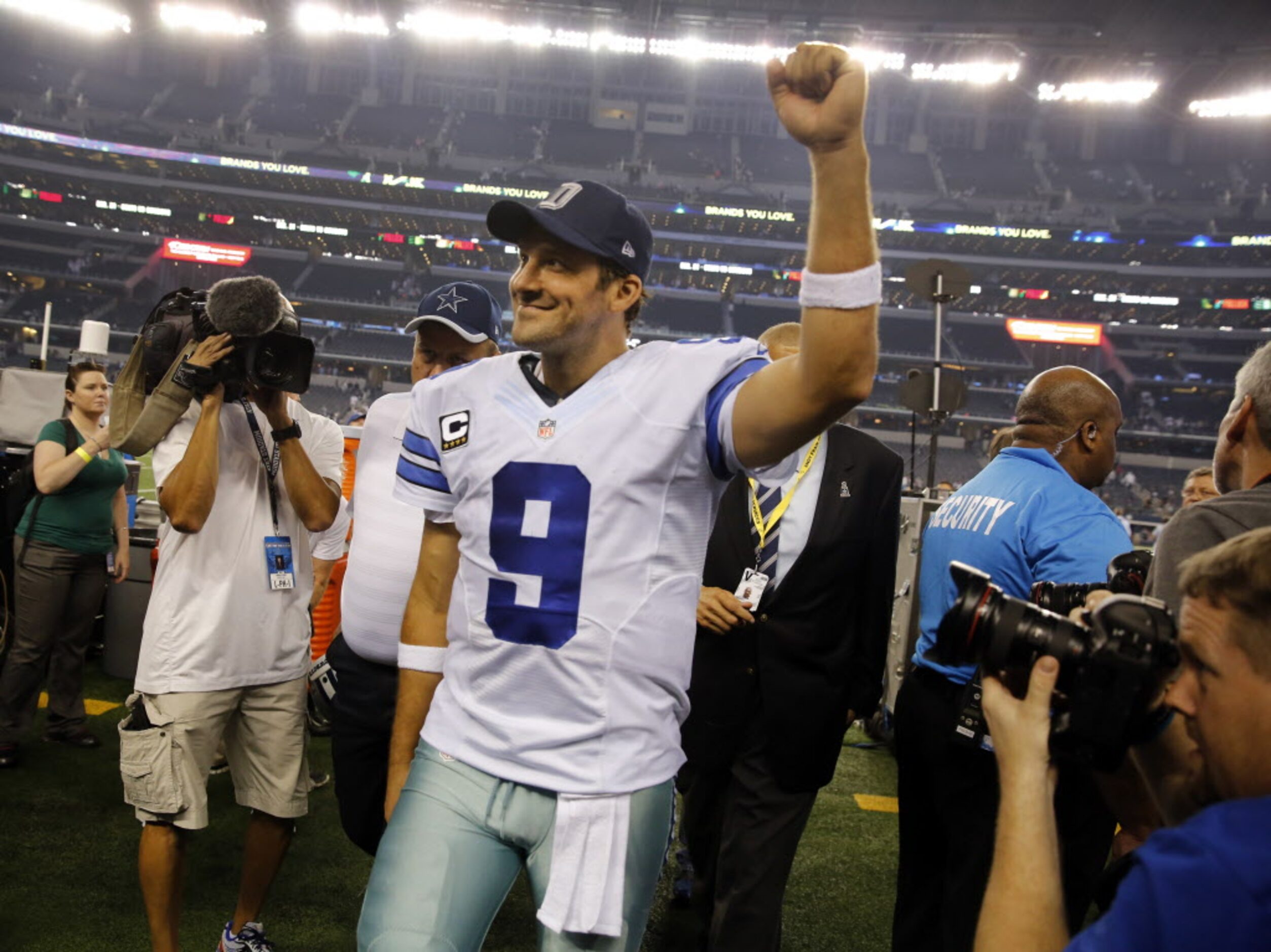 Dallas Cowboys quarterback Tony Romo (9) acknowledges the crowd after beating the New...