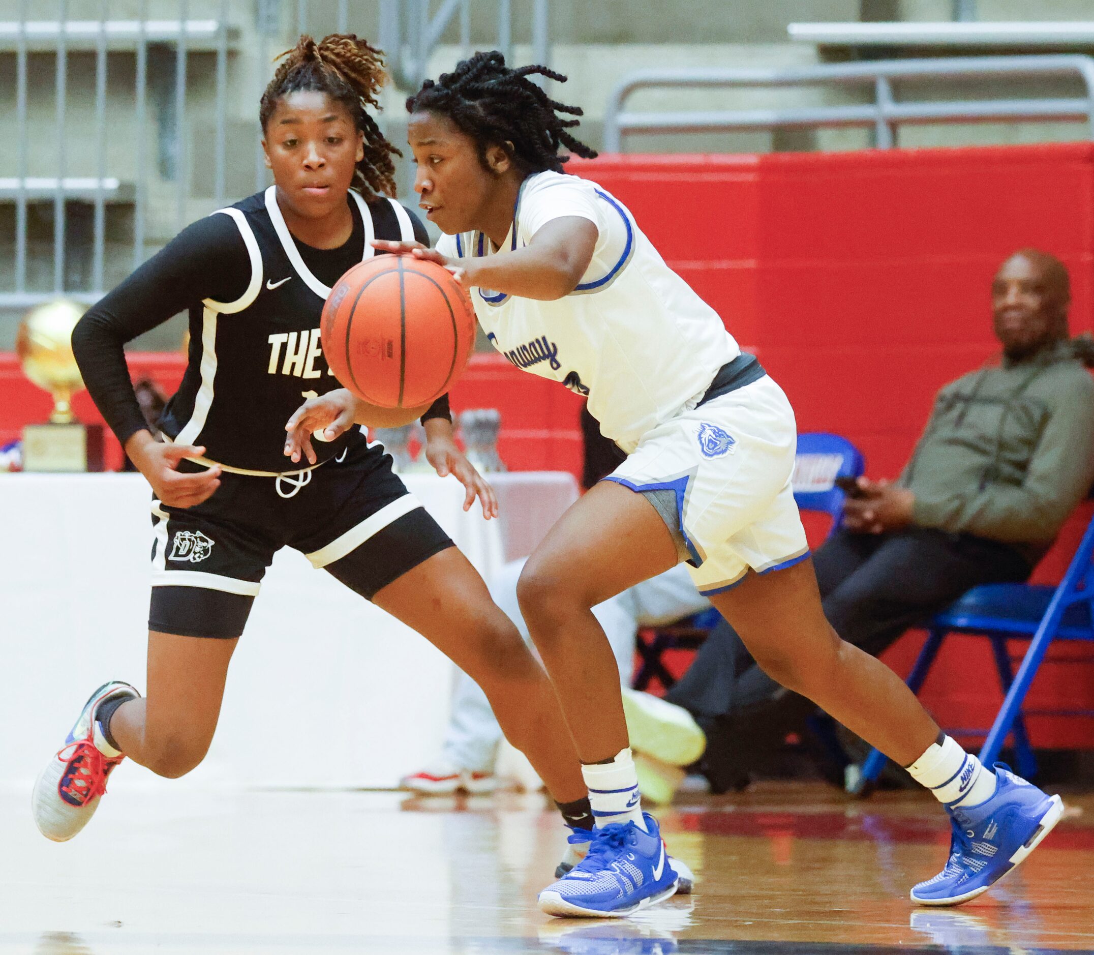 Conway’s Samyah Jordan (right) dribbles past Duncanville high’s Samari  Holeman during the...