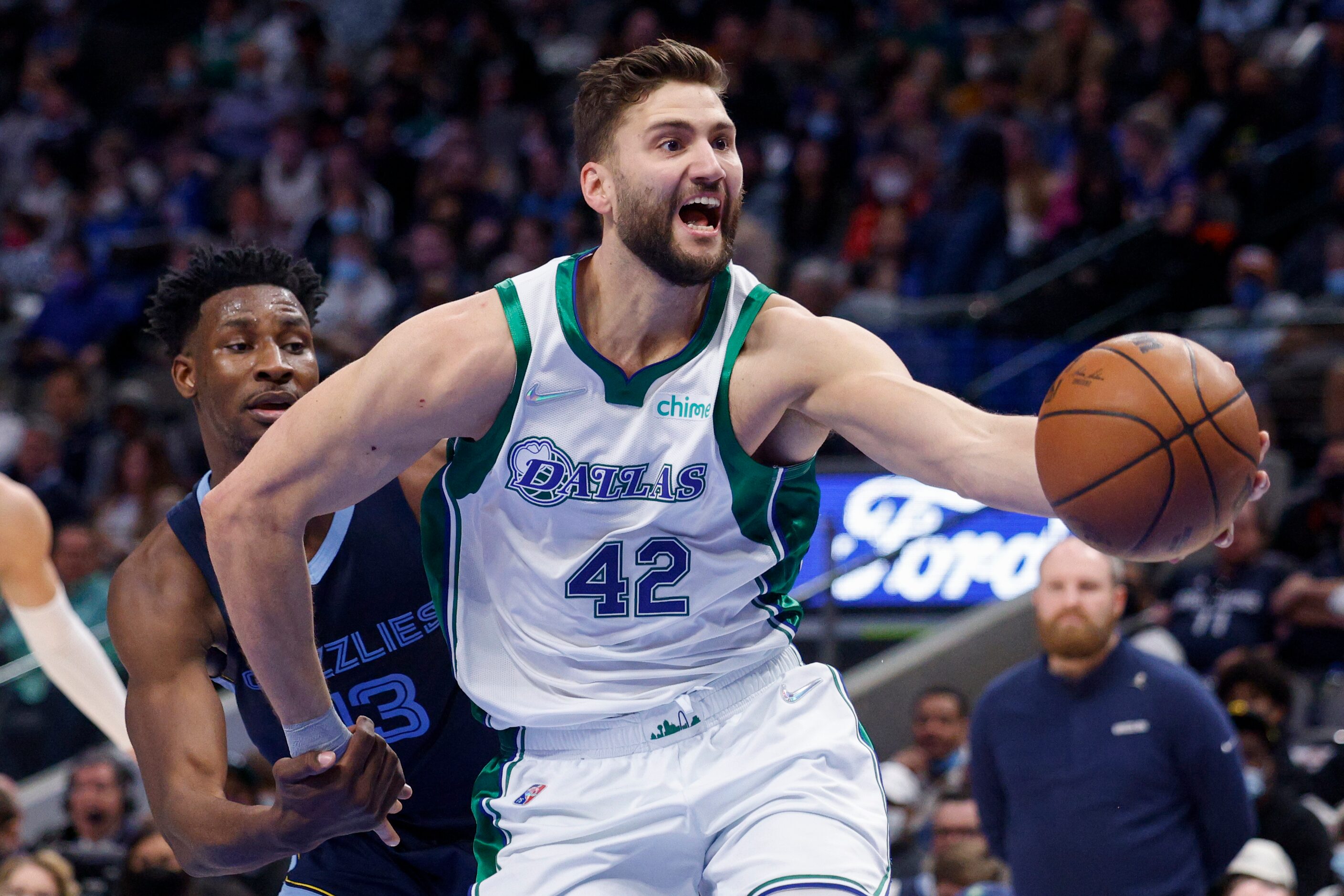 Dallas Mavericks forward Maxi Kleber (42) hauls in a pass ahead of Memphis Grizzlies forward...