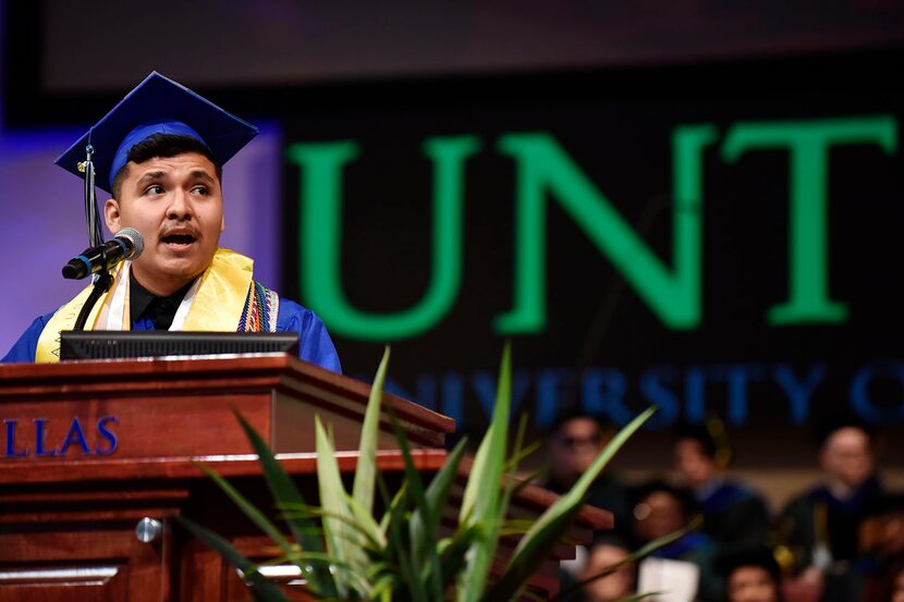 Héctor Robledo dio el discurso estudiantil durante la ceremonia de graduación de UNT Dallas...