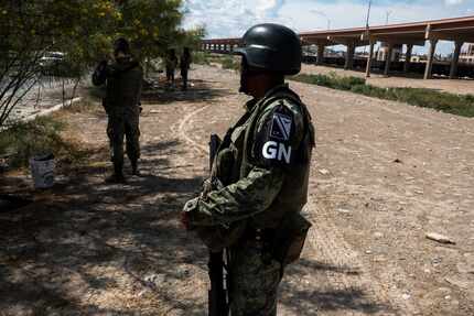 Un miembro de la Guardia Nacional mexicana realiza un patrullaje al borde del Rio Grande, en...