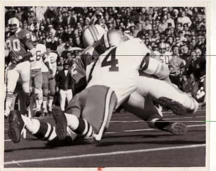 Bob Lilly sacked Miami’s Bob Griese for a 29-yard loss in Super Bowl VI. (File photo)