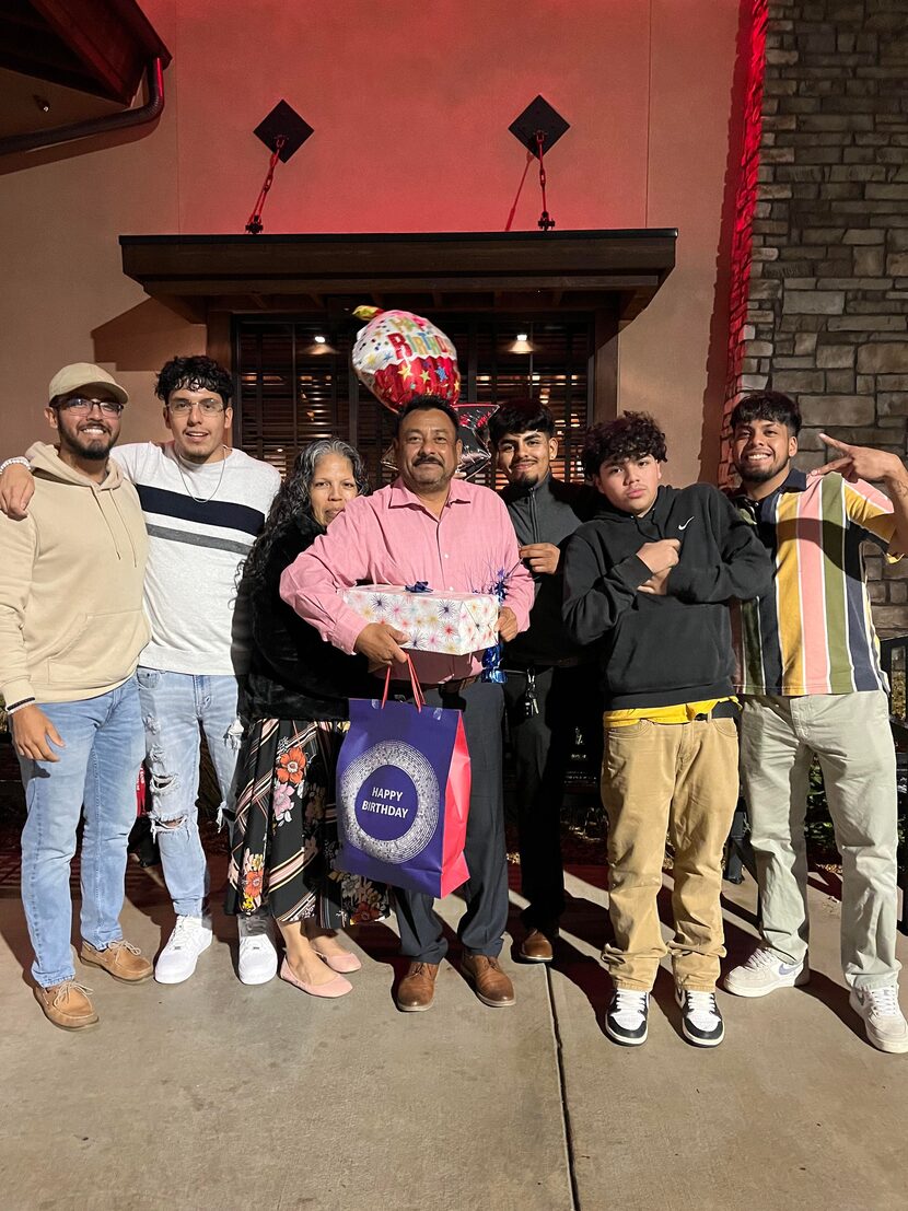 César Montelongo y su familia durante su cumpleaños en noviembre.