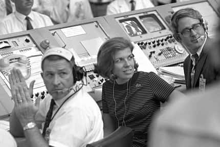 Fotografía de 1969 que muestra a JoAnn Morgan en el centro de comando en  Cape Canaveral, Fla.