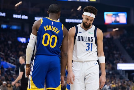 Golden State Warriors forward Jonathan Kuminga (00) stands as Dallas Mavericks guard Klay...