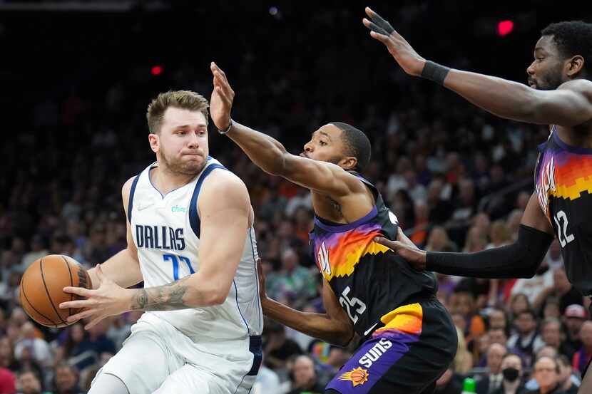 Dallas Mavericks guard Luka Doncic (77) drives to the basket against Phoenix Suns forward...
