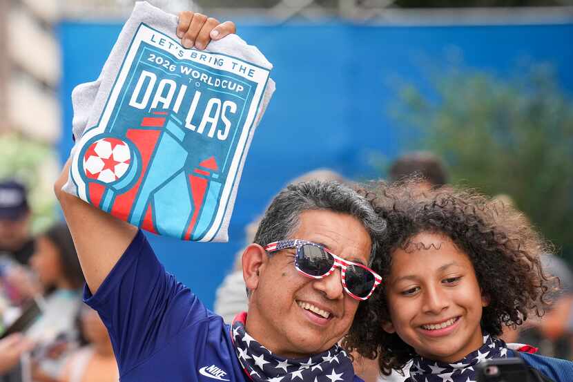 Gilbert Aguilar  y su nieto Caleb Aguilar celebran el que Dallas haya sido elegida como...