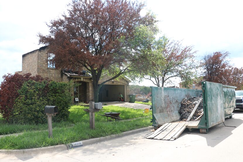 La ciudad de Balch Springs colocó contenedores en la calle para que los afectados por el...