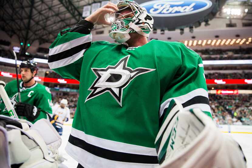 Dallas Stars goalie Kari Lehtonen (32) takes off his mask during a timeout in the second...