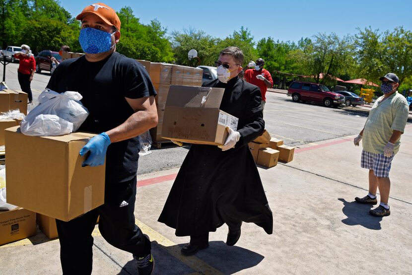 
Voluntarios católicos del grupo Dallas Area Interfaith y el sacerdote  Gaston Giacini...